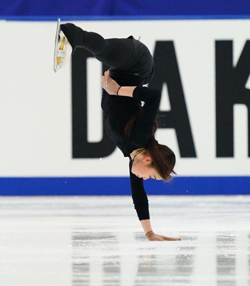 公式練習で調整する紀平梨花（代表撮影）