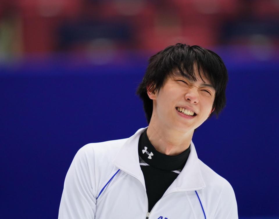 公式練習で笑顔を見せる羽生結弦（代表撮影）