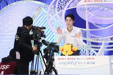 　全日本フィギュアの男子ショートプログラム（ＳＰ）で演技を終え、採点を待つ羽生結弦（代表撮影）