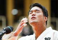 　初優勝し、インタビューで涙を流す羽賀龍之介（代表撮影）