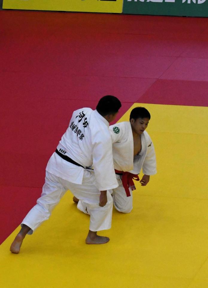 全日本選手権１回戦で河坂（左）を破った永山