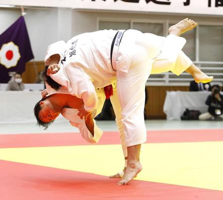 　決勝で太田（手前）に内股で一本勝ちした羽賀（代表撮影）