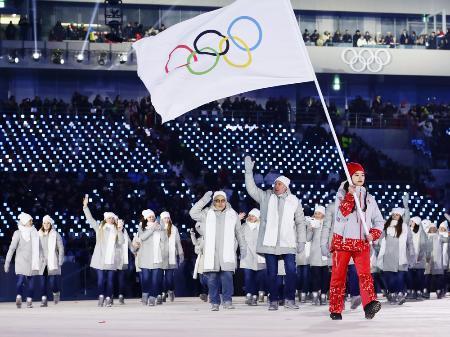 　２０１８年平昌冬季五輪に個人資格で参加したロシア選手たち。開会式では五輪旗を先頭に入場行進した
