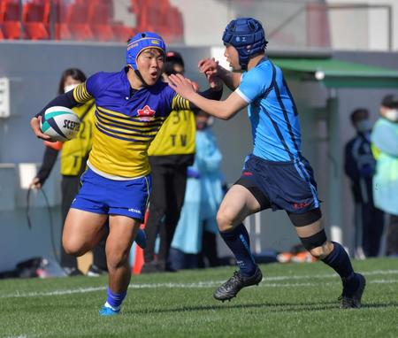 前半、相手ディフェンスをかわしながら突進しトライする京都成章・大島泰真（左）＝花園ラグビー場（撮影・神子素慎一）