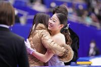 女子フリーの演技を終えて浜田美栄コーチと抱き合う紀平梨花（代表撮影）