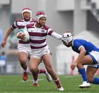 大阪朝鮮高－朝明　前半、ハンドオフで相手をかわし、先制トライを奪う大阪朝鮮高・キム　アンピョン（左）＝撮影・北村雅宏