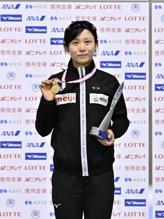 　女子１５００メートルで優勝し、メダルを手にする高木美帆＝明治北海道十勝オーバル（代表撮影）