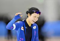 女子１５００メートル　国内最高記録を更新し、関係者の拍手に応える高木美帆＝明治北海道十勝オーバル（代表撮影）