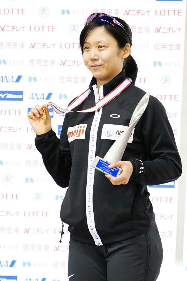 　女子１０００メートル表彰、優勝しメダルを手に笑顔を見せる高木美帆（代表撮影）