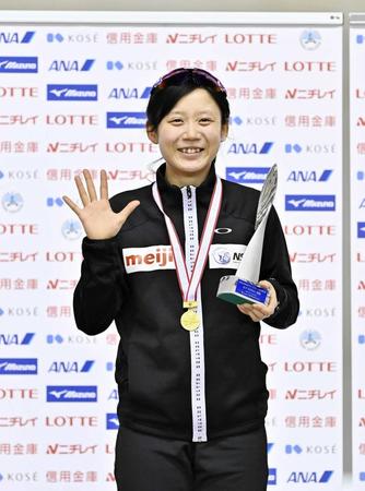 　女子５０００メートルで優勝して５種目制覇を達成し、笑顔で「５」のポーズを取る（代表撮影）