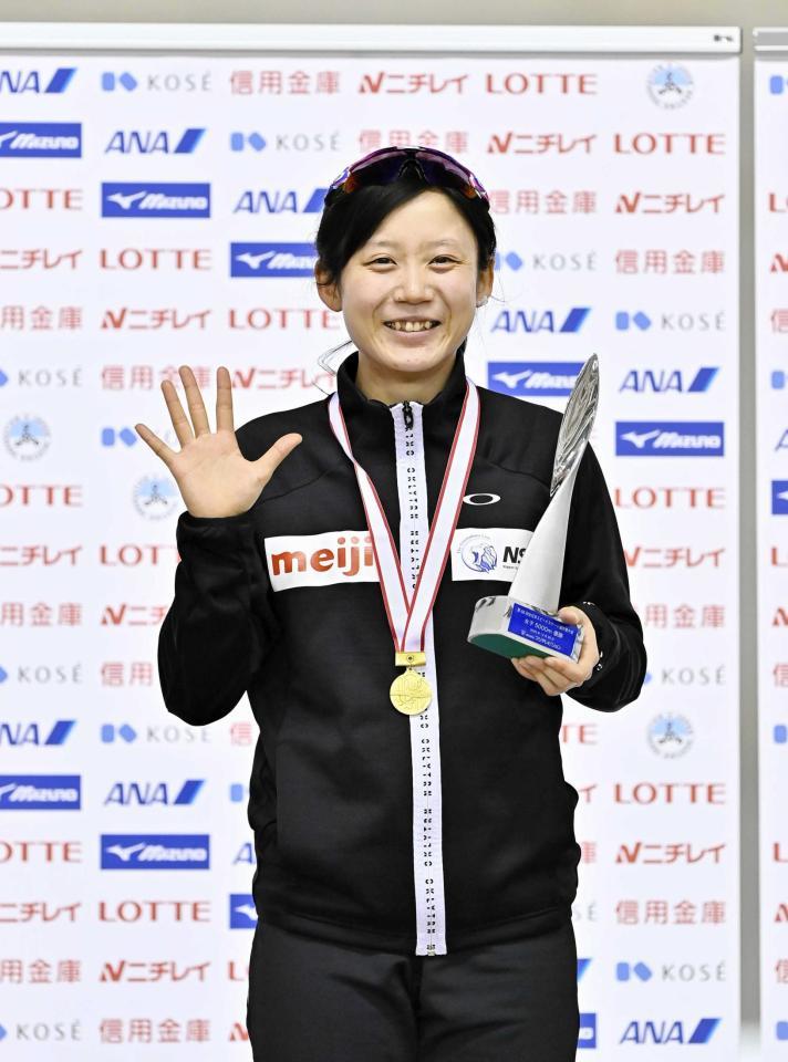 　女子５０００メートルで優勝して５種目制覇を達成し、笑顔で「５」のポーズを取る（代表撮影）