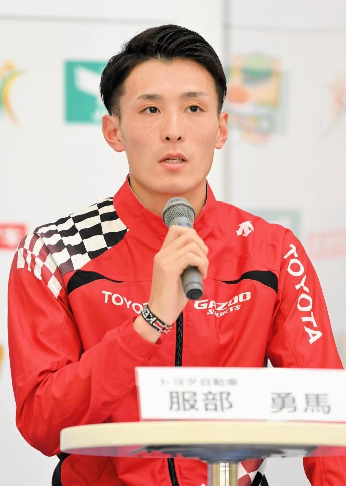 　ニューイヤー駅伝に向けた記者会見で意欲を語るトヨタ自動車の服部勇馬（代表撮影）