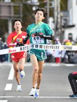 １２位でゴールする青学大・竹石尚人＝神奈川・芦ノ湖（撮影・高石航平）