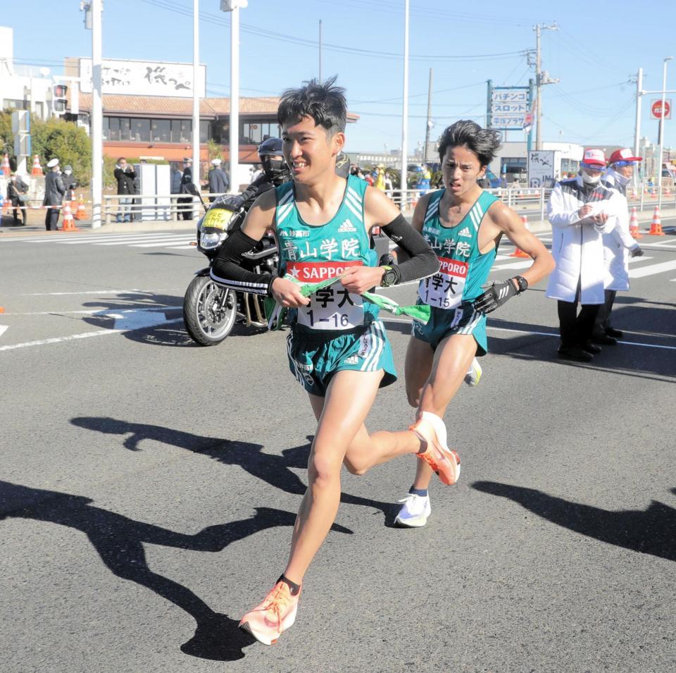 　１１位でタスキをつなぐ青学大３区の湯原慶吾と４区の佐藤一世（左）＝平塚中継所（代表撮影）