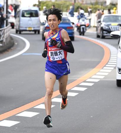 坂道を軽快に走る７区の創価大・原富慶季＝神奈川県二宮町（撮影・棚橋慶太）