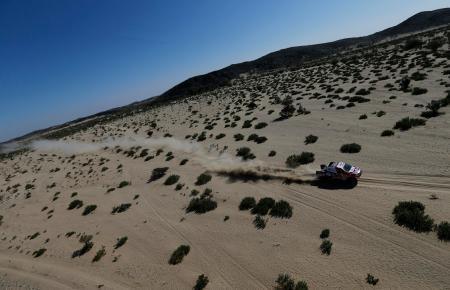　ダカール・ラリー、サウジアラビアのジッダからの第１ステージで疾走するナセル・アティーヤのトヨタ＝３日、ジッダ（ロイター＝共同）