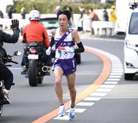 坂道を駆け上がる７区の駒沢大・花尾恭輔＝神奈川県二宮町（撮影・棚橋慶太）