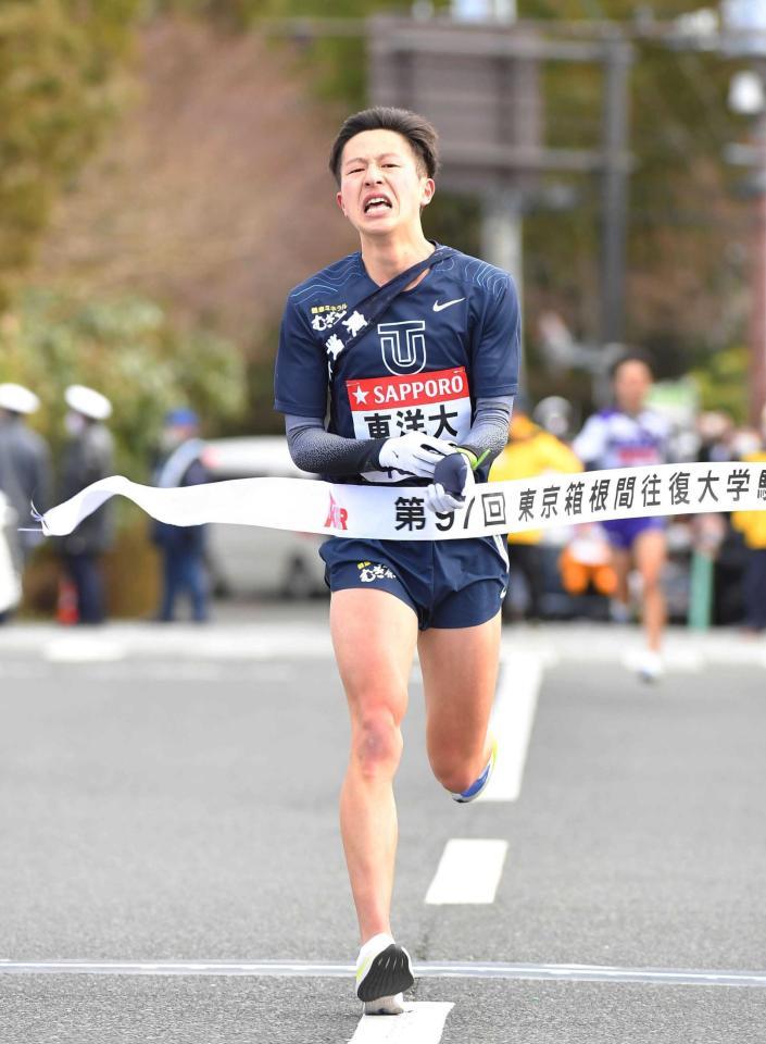 　２位でゴールする東洋大・宮下（撮影・高石航平）