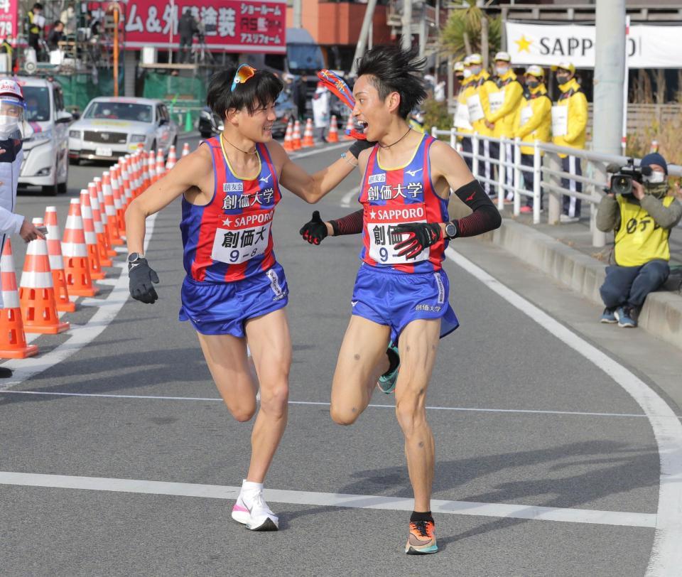 平塚中継所　１位でタスキをつなぐ創価大７区の原富慶季（右）と８区の永井大育（代表撮影）