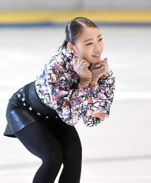 紀平梨花は片手側転で滑り初め　ジャンプで魅了　名古屋スケートフェス