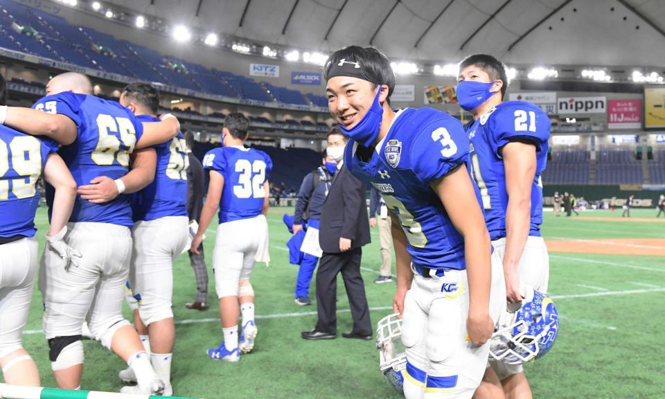 　スタンドからのねぎらいに笑顔を見せてグラウンドを後にする関学大ＱＢ奥野（３）。右はＲＢ三宅（撮影・金田祐二）