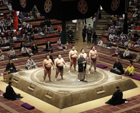 　２０２０年、大相撲１１月場所の千秋楽であいさつする八角理事長ら＝東京・両国国技館