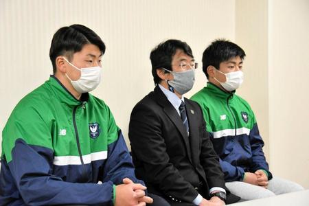 　会見に臨む桐蔭学園の（左から）青木、藤原監督、佐藤主将（代表撮影）