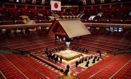 　東京・両国国技館で行われた大相撲初場所の土俵祭り。新型コロナウイルス対策のため力士は出席しなかった＝９日