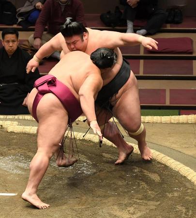 御嶽海（手前）に押し出しで敗れた貴景勝（撮影・佐藤厚）