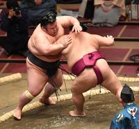 御嶽海（右）に押し出しで敗れる貴景勝（撮影・西岡正）