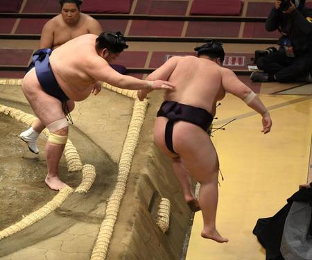 　常幸龍（左）に押し出しで敗れた王鵬（撮影・佐藤厚）