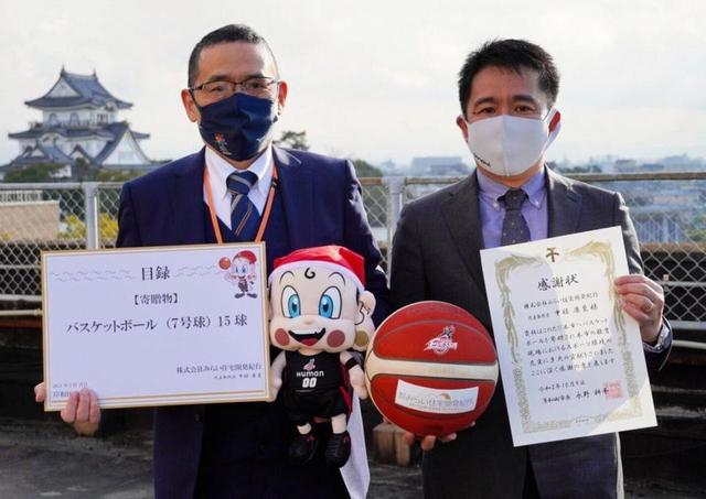大阪エヴェッサが岸和田市内の中学校にバスケットボール寄贈