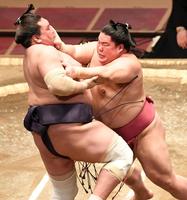 照ノ富士（左）を押し出しで破った大栄翔＝両国国技館（撮影・開出牧）
