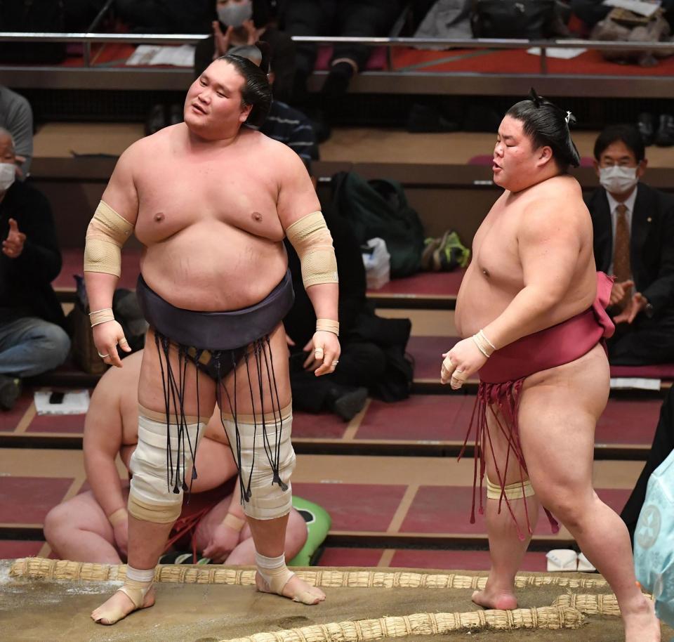 大栄翔（右）に押し出しで敗れ、首をひねる照ノ富士＝両国国技館（撮影・伊藤笙子）
