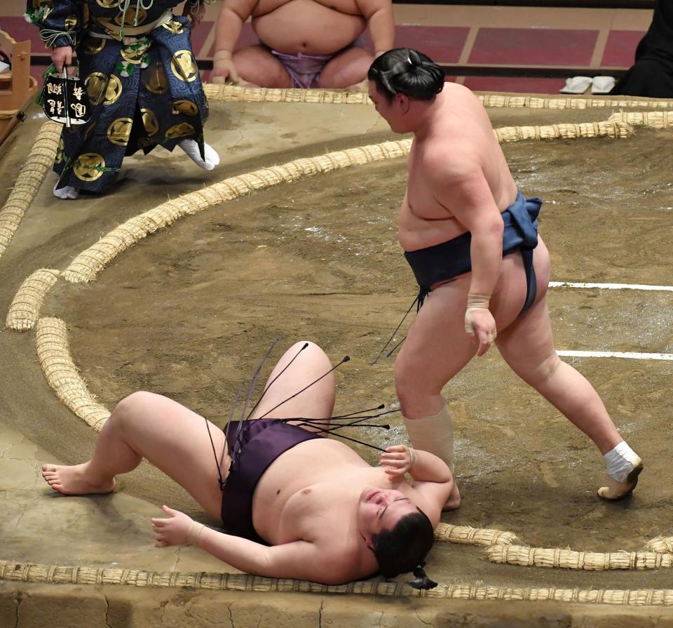 勢（右）に突き落としで敗れた王鵬＝両国国技館（撮影・伊藤笙子）