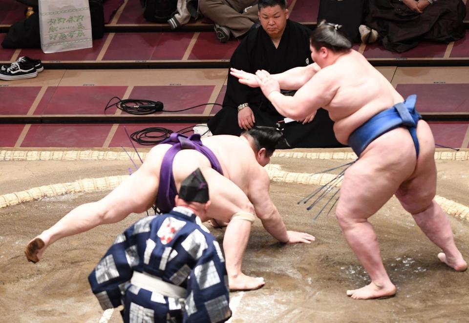 逸ノ城（右）に引き落としで敗れた明瀬山＝両国国技館（撮影・開出牧）