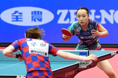 準決勝で早田ひな（手前）と対決する伊藤美誠＝丸善インテックアリーナ大阪（撮影・北村雅宏）