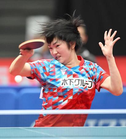 ボールを打ち返す木原美悠＝丸善インテックアリーナ大阪（撮影・北村雅宏）