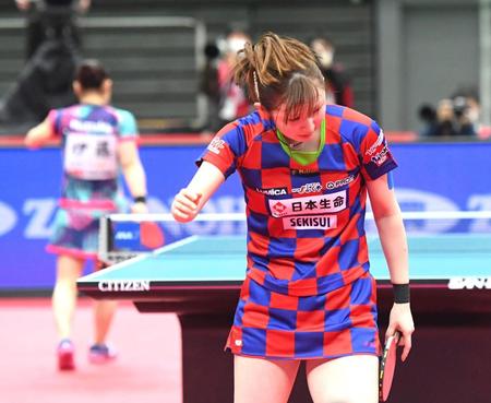 伊藤美誠に得点を奪われ、ガックリする早田ひな＝丸善インテックアリーナ大阪（撮影・北村雅宏）