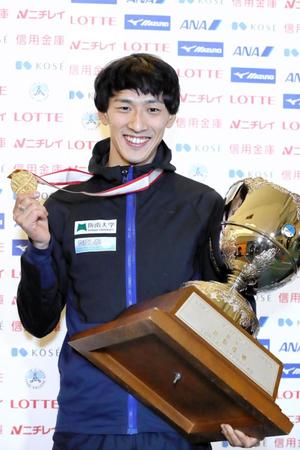 総合優勝のカップとメダルを手に笑顔を見せる渡辺啓太＝アフロスポーツ／ＪＳＦ