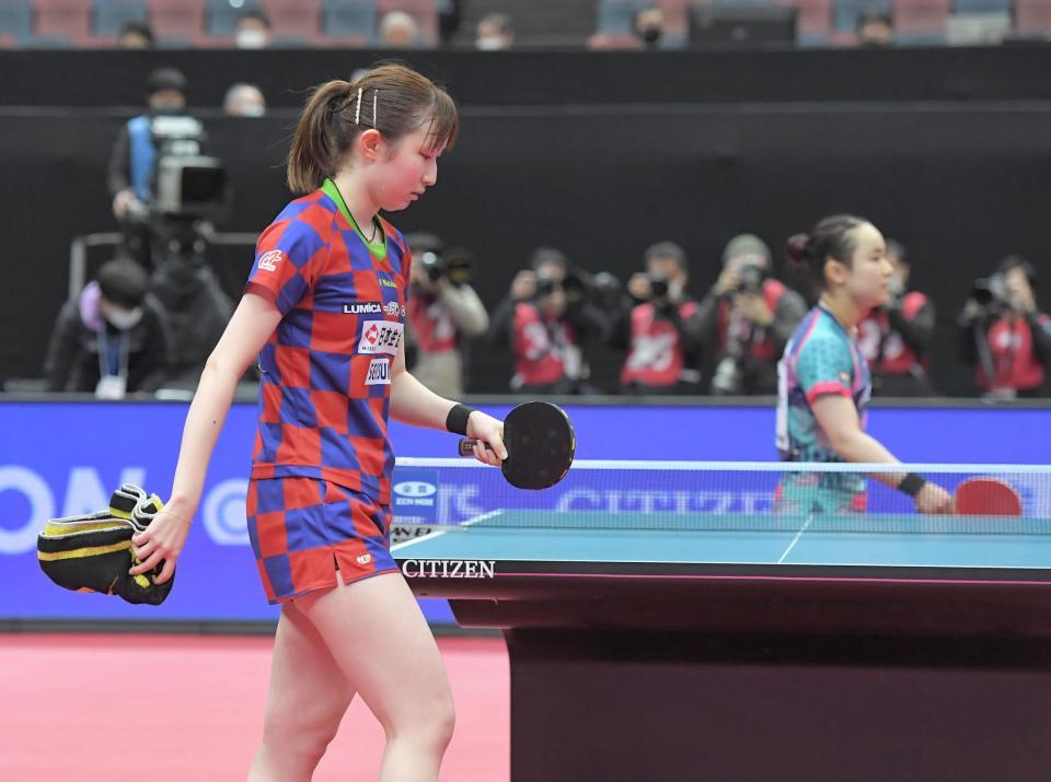 準決勝で伊藤美誠（右）に敗れ、ベンチに戻る早田ひな＝丸善インテックアリーナ大阪（撮影・高部洋祐）