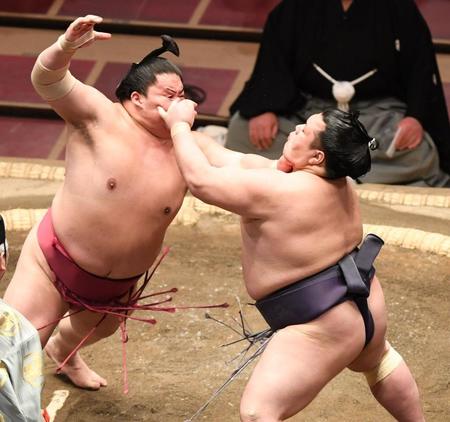 大栄翔（左）ののど輪に張り手で対抗する阿武咲＝両国国技館（撮影・開出牧）