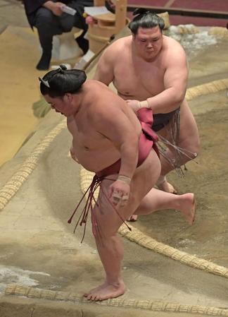 阿武咲に突き落としで敗れ２敗目を喫した大栄翔（手前）＝両国国技館（撮影・三好信也）