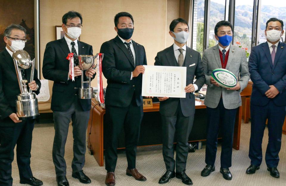 　天理市役所で並河市長（右から３人目）に初優勝を報告した天理大ラグビー部の小松監督（左から２人目）と松岡主将（同３人目）ら