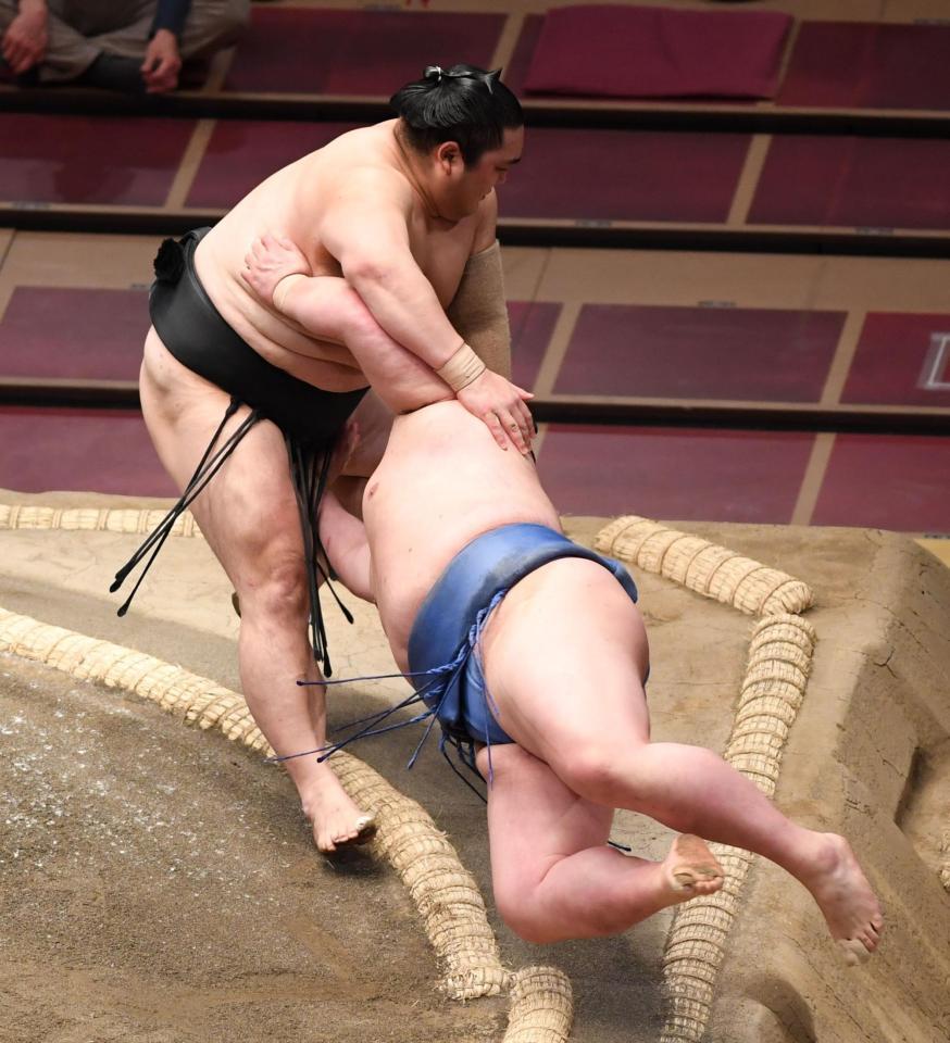 隠岐の海（左）との一番は同体で取り直しとなった正代＝両国国技館（撮影・開出牧）