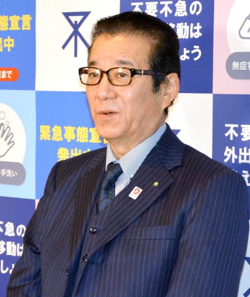 　大阪市役所で記者団の取材に応じる日本維新の会代表の松井一郎市長