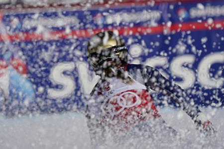 　アルペンスキーＷ杯、女子滑降第４戦のフィニッシュで雪をまき上げるソフィア・ゴッジャ＝２２日、クランモンタナ（ゲッティ＝共同）