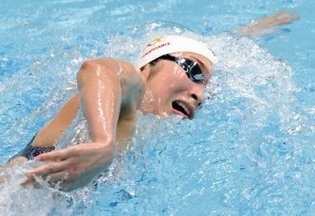 　女子１００メートル自由形予選　力泳する池江璃花子。５６秒１６の全体６位で決勝に進んだ＝東京辰巳国際水泳場（代表撮影）