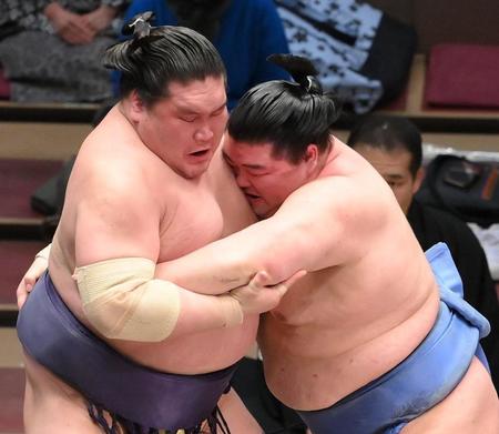 組み合う照ノ富士（左）と正代＝両国国技館（撮影・堀内翔）