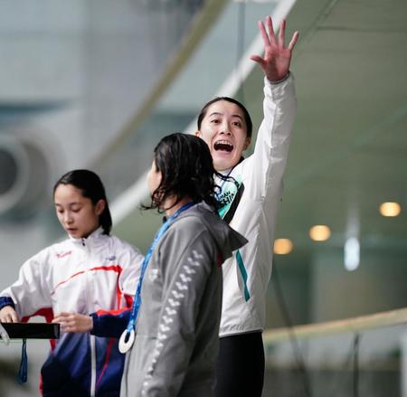 女子４００メートル個人メドレー決勝、優勝した大橋悠依（右）は笑顔で手を振る（代表撮影）＝２３日、東京辰巳国際水泳場